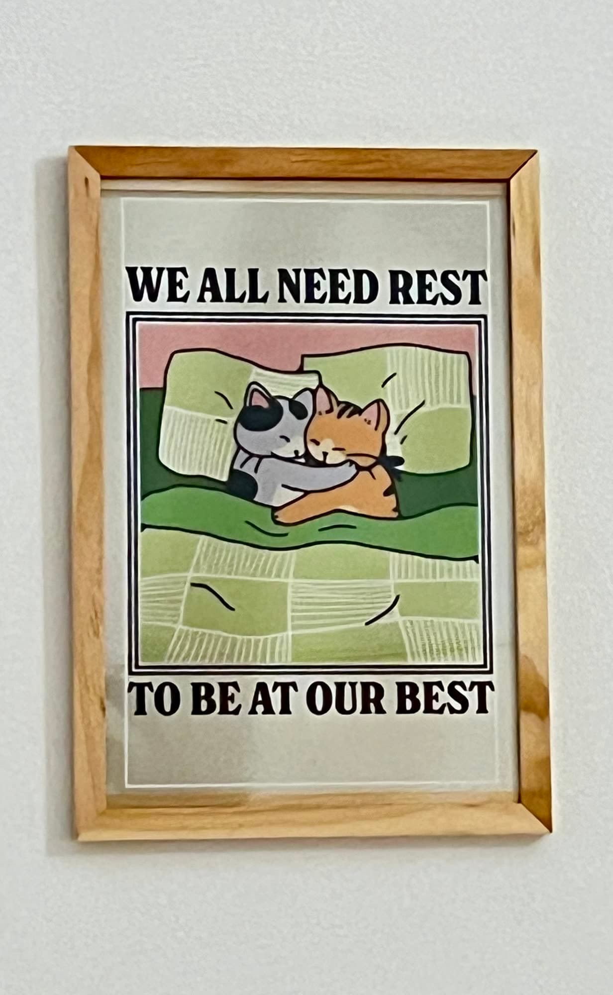 Gerahmtes Poster an der Wand der Wohnung